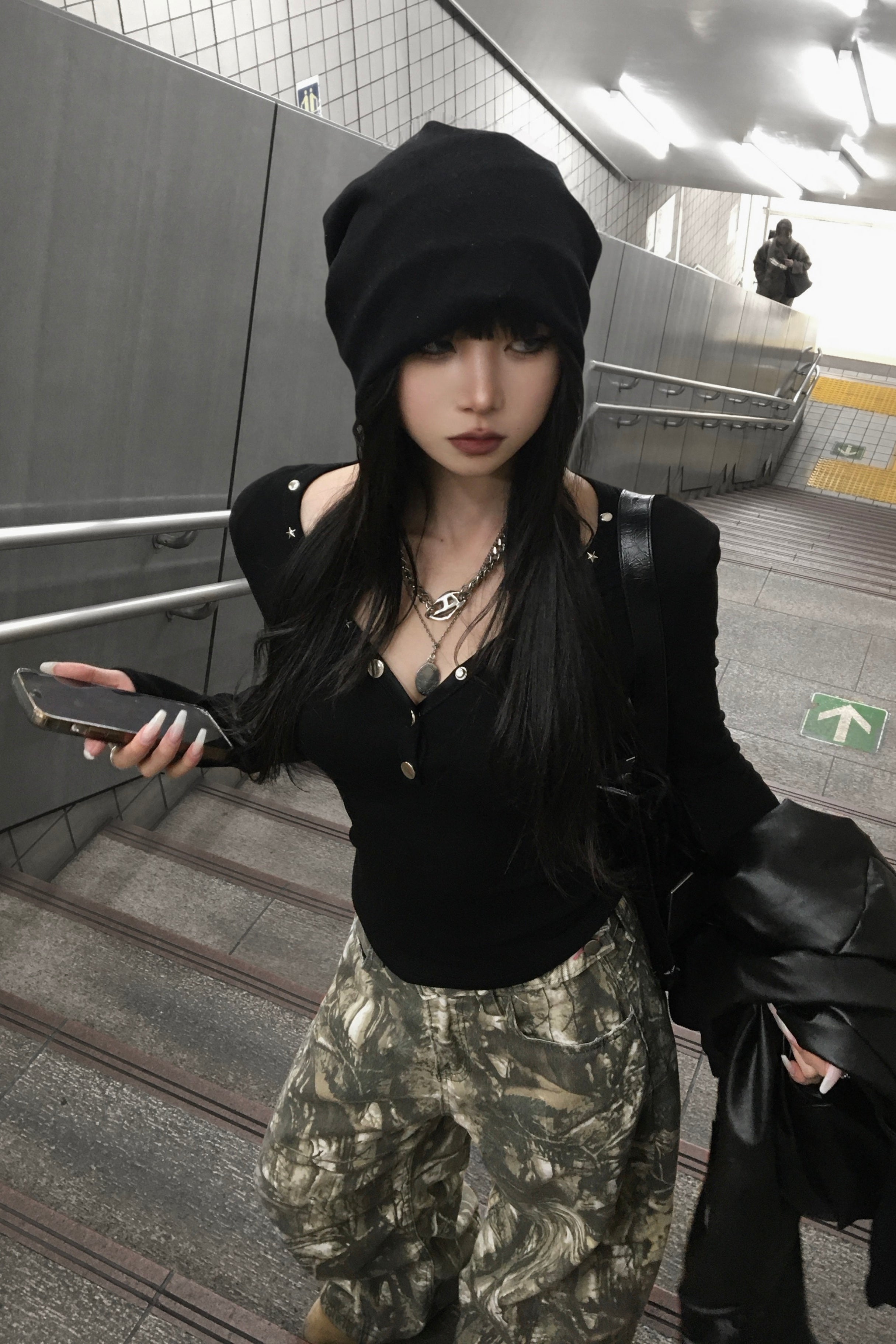 Vネックスタッズトップス NA10324