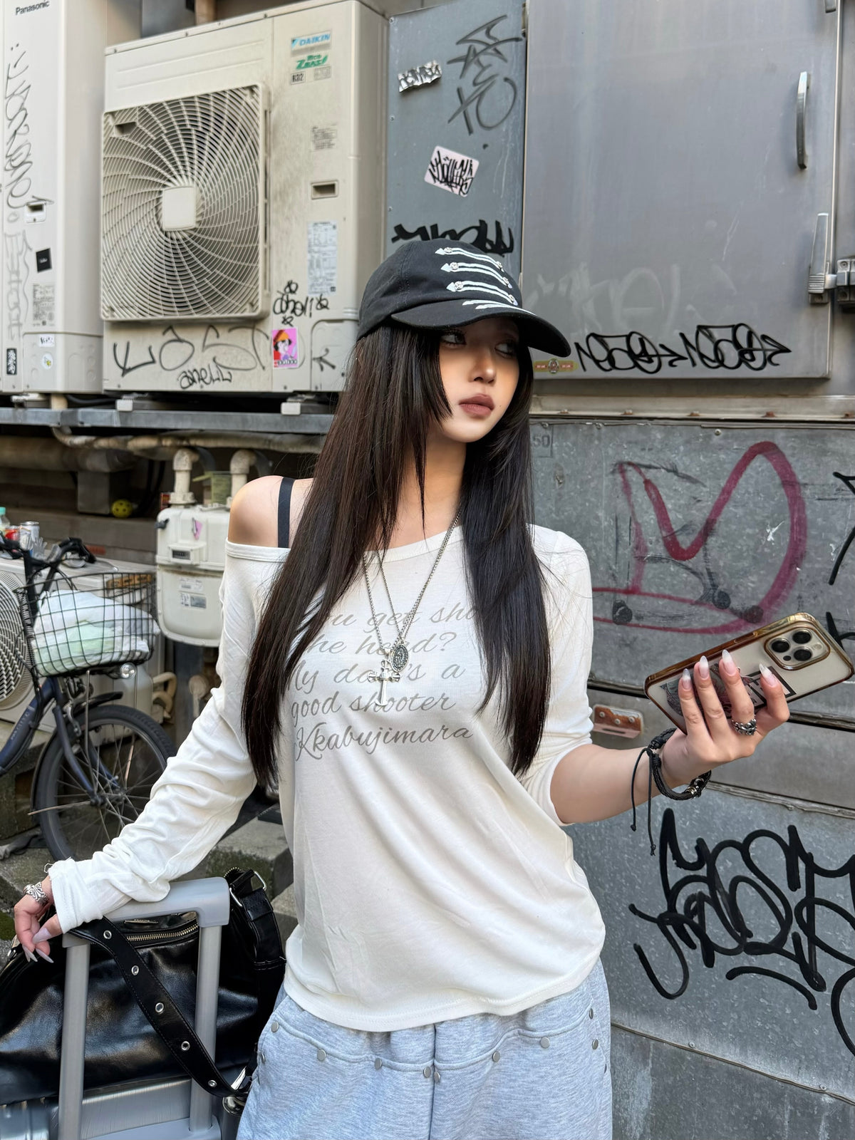 オフショルダーレタリングプリントTシャツ NA11044