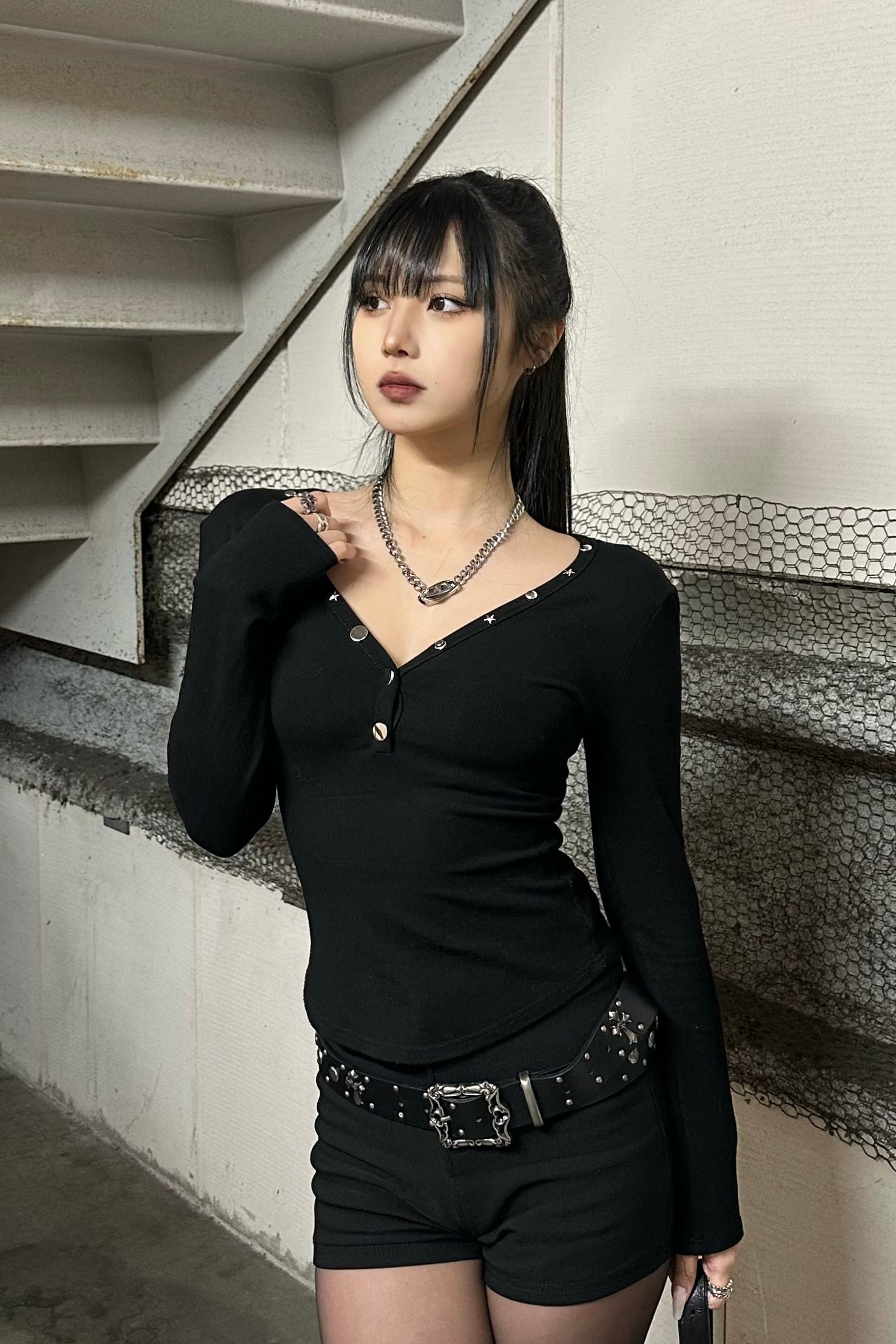 Vネックスタッズトップス NA10324