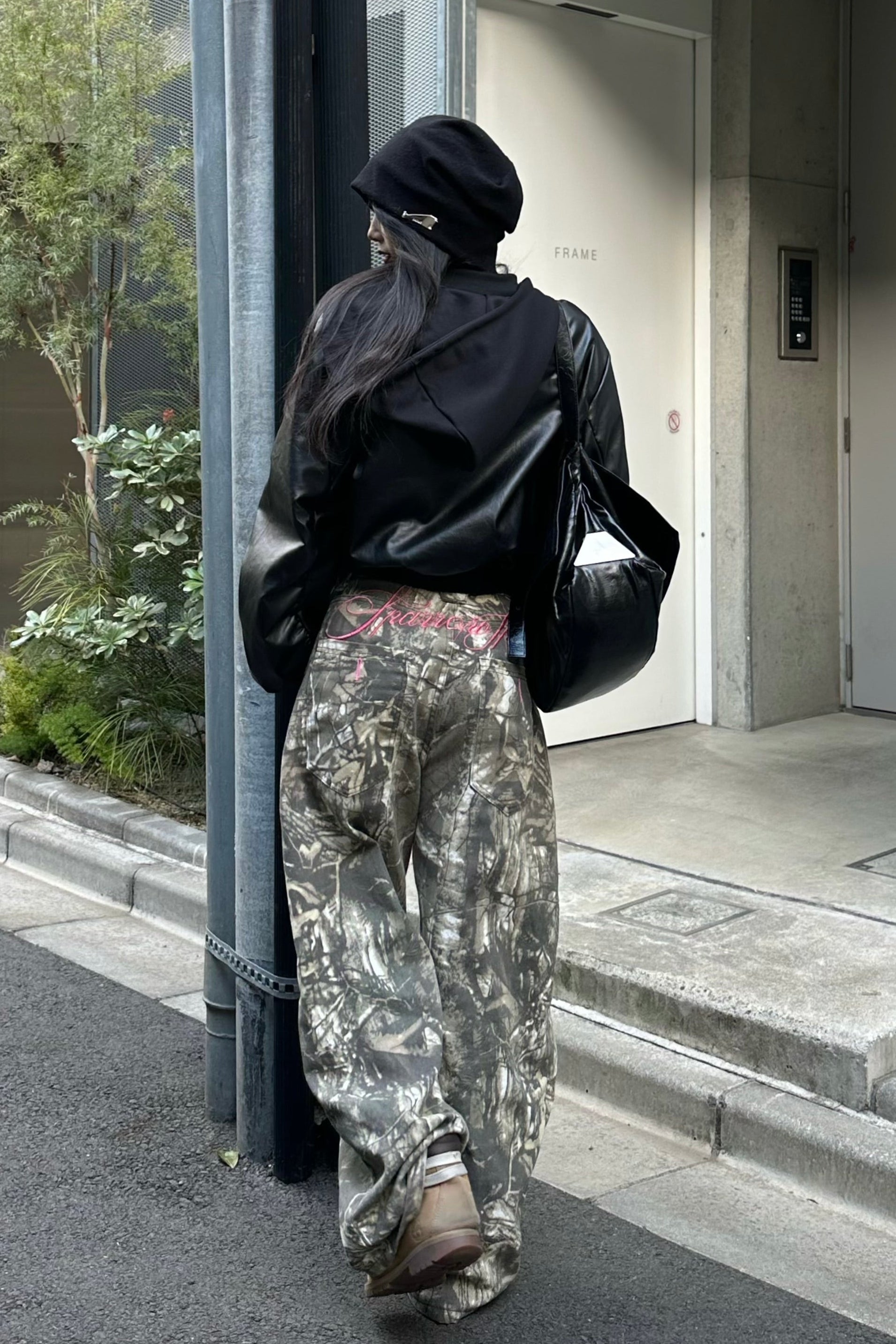 バックプリントカーブパンツ NA10321