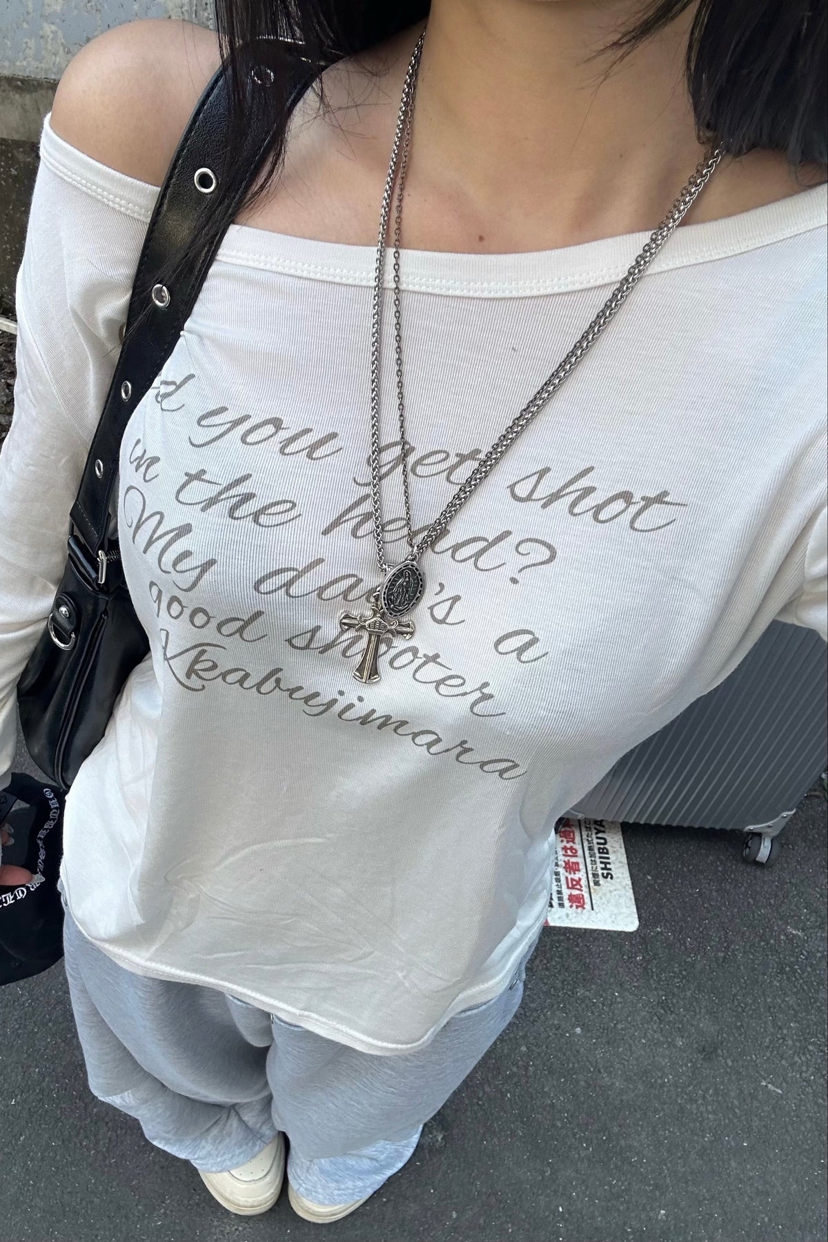 オフショルダーレタリングプリントTシャツ NA11044