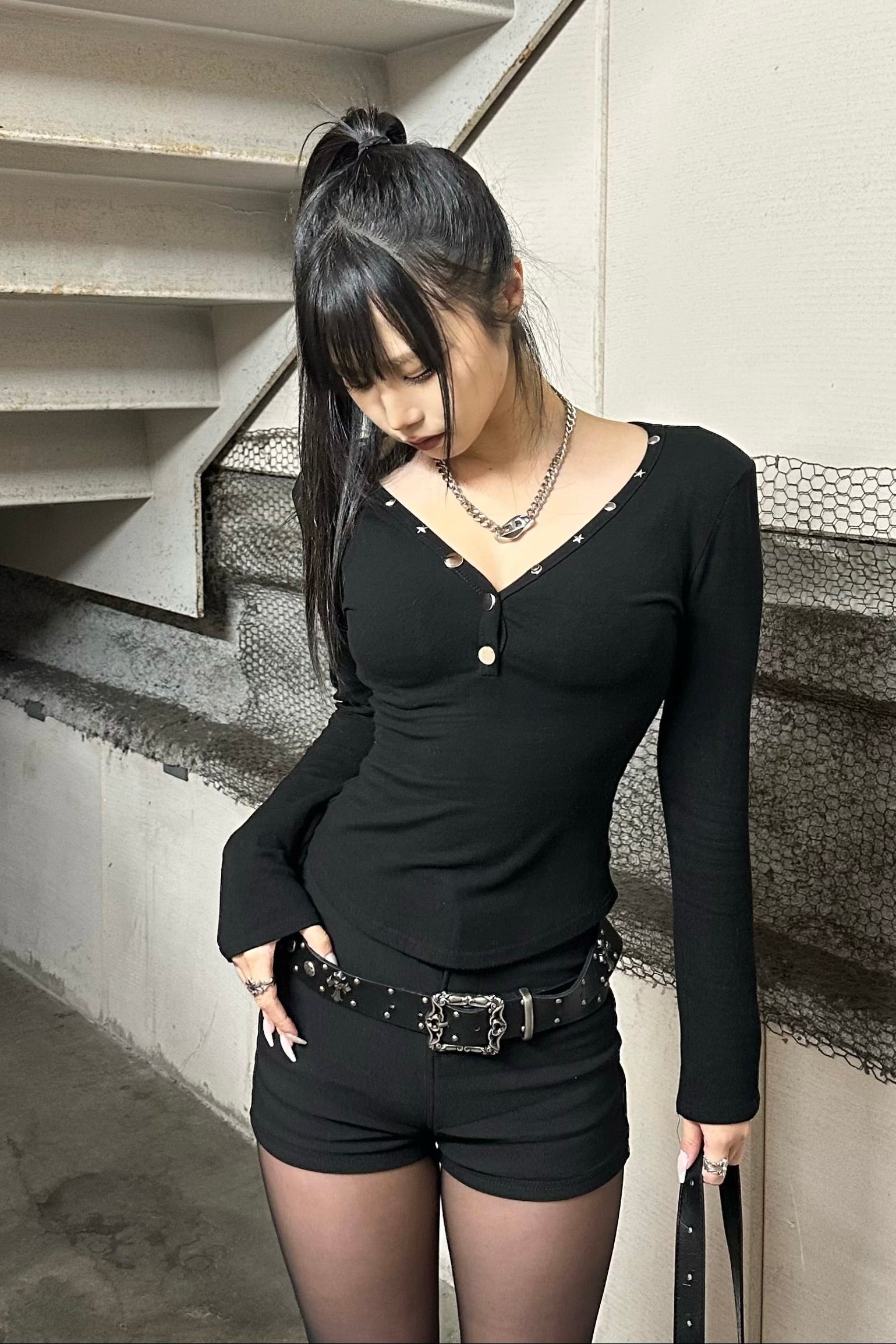 Vネックスタッズトップス NA10324