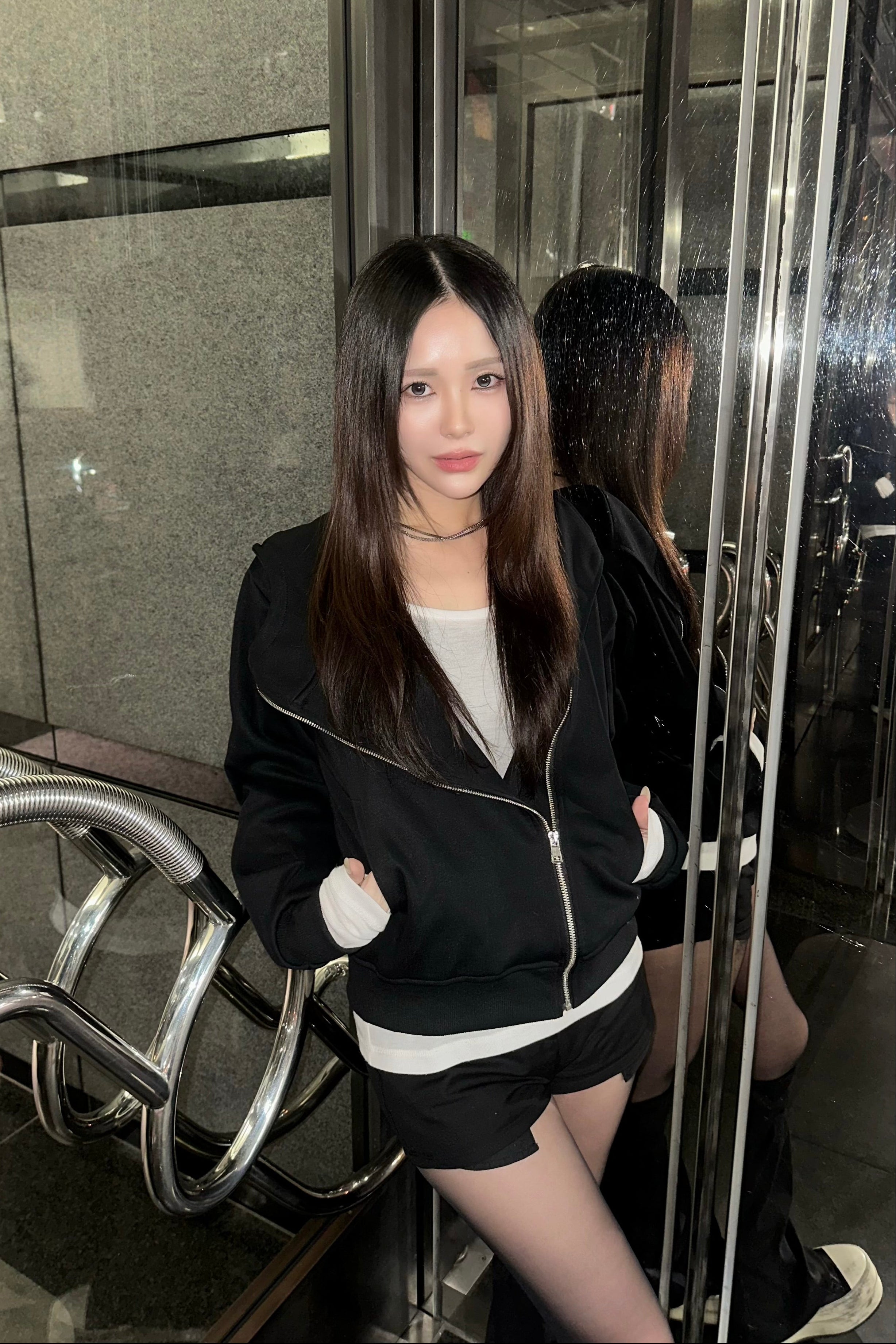 ★non♡ページ★ UNISEX】KOOKY'N スタースタッズフラッググラフィックTEE | WHO'S WHO